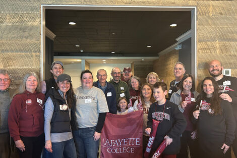Alumni gather in a restaurant.