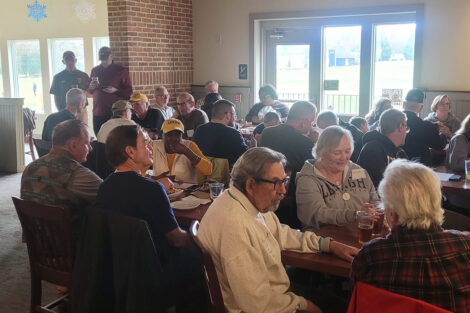 A group of alumni are seated in a restaurant.