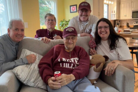 A group of alumni are seated in a restaurant.