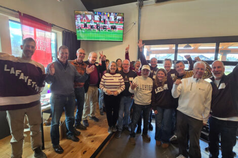 Alumni gather in a restaurant.