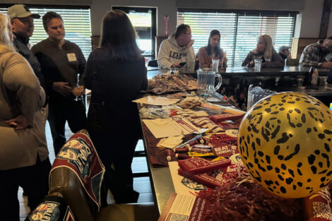 Alumni gather at a restaurant.